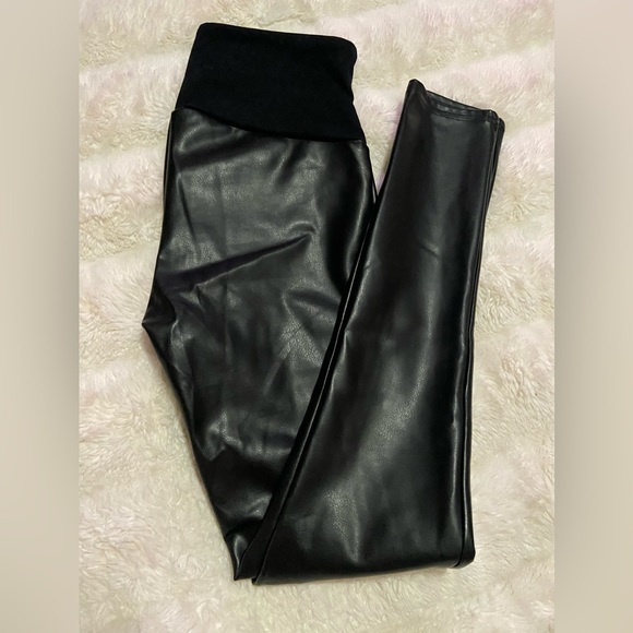 Red hot by SPANX all over faux leather black leggings - Picture 8 of 10